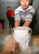 威尼斯人网站：四川一农户家水井变涌泉 天天喷水有点甜(组图)